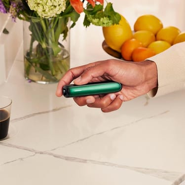 Əl Amazon Green Ön Paneli olan Ploom cihazını tutur
