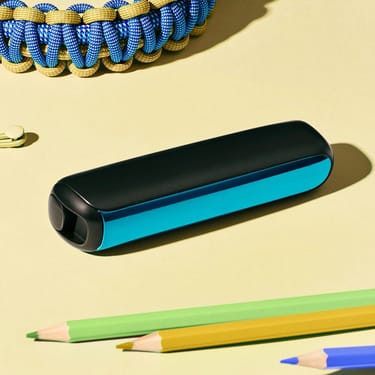 Masanın üzərində Ocean Blue Ploom AURA ön panel aksesuarının yaxın plan görüntüsü
