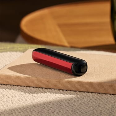 Lava Red ön panel aksesuarı masada cihaza bərkidilib
