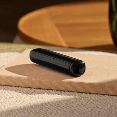 Ploom AURA Jet Black hər zaman yanınızda olan, diqqət çəkməyən qızdırılan tütün cihazıdır
