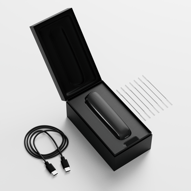 Ploom AURA açıq qutu: cihaz, şarj kabeli və təmizləmə çubuqları
