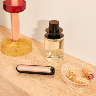 Bəzək masası üzərində yerləşdirilmiş Rose Gold Genişləndirilmiş Naxış Ploom AURA ön panelləri
