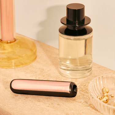 Bəzək masası üzərində yerləşdirilmiş Rose Gold Genişləndirilmiş Naxış Ploom AURA ön panelləri
