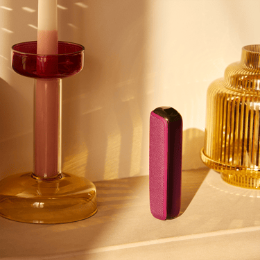 Masanın üzərinə qoyulmuş Ploom AURA Dark Orchid cihazı
