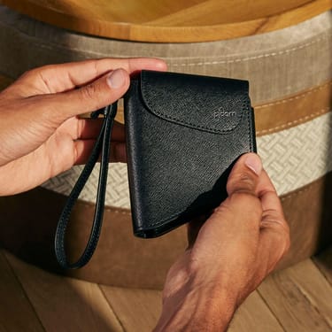 Əl Ploom İkili Daşıma Qabı Jet Black aksesuarını tutur
