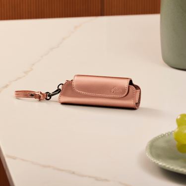 Masanın üzərində Ploom Aura Rose Gold Solo daşıma qabı aksesuarı