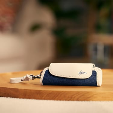 Masanın üzərində Ploom Aura Denim Dəri Fusion Solo daşıma qabı aksesuarı