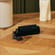 Masanın üzərində Ploom Aura Jet Black Solo daşıma qabı aksesuarı
