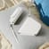 Masanın üzərində Ploom Aura White Glacier Solo daşıma qabı aksesuarı