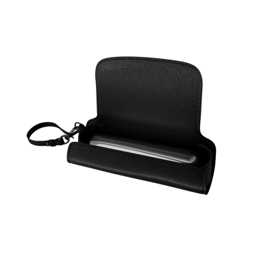 Jet Black Solo daşıma qabının yan görüntüsü (içində Ploom AURA cihazı və çubuqlar — daxil deyil)