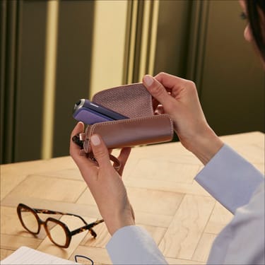 İstifadəçi Ploom Solo Daşıma Qabı Rose Gold aksesuarını açır
