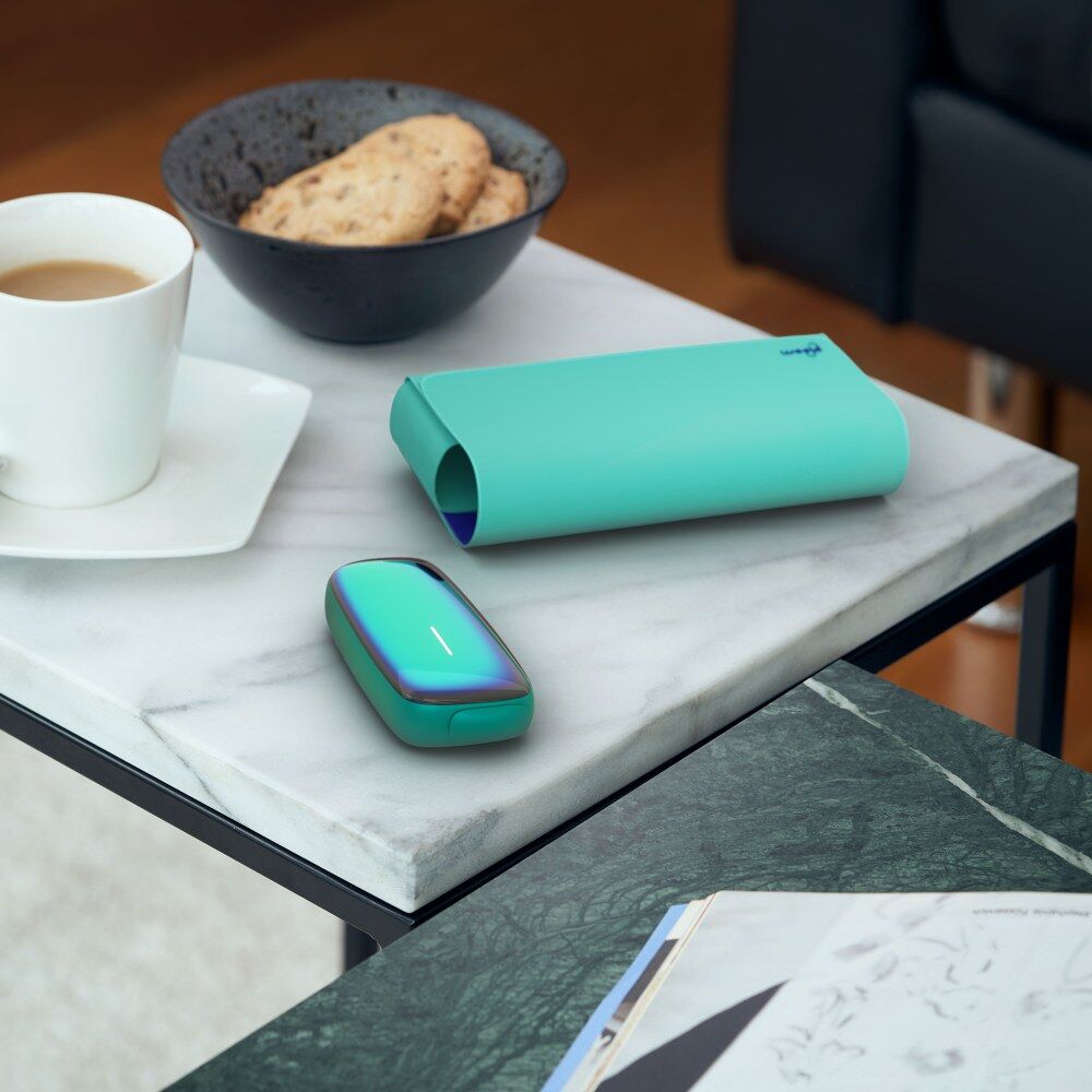 Ploom X Aqua Halo cihazı və stolun üstündə daşıma çantası