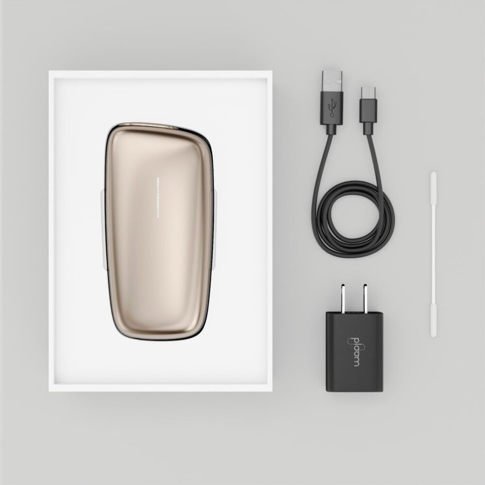 Ploom X Advanced Gold qablaşdırmasının tərkibi – enerji kabeli, adapter, təmizləyici çubuq

