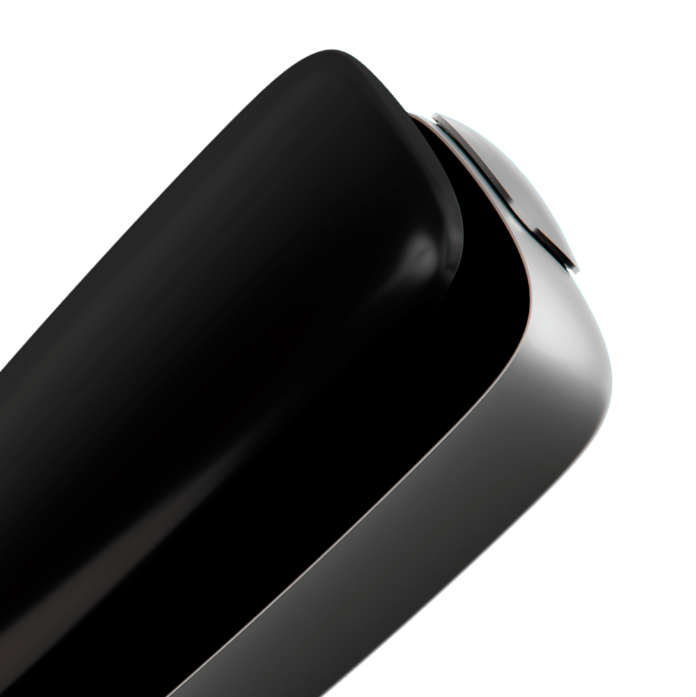 Ploom X Advanced Black ön paneli cihazda, yaxın planda göstərilir