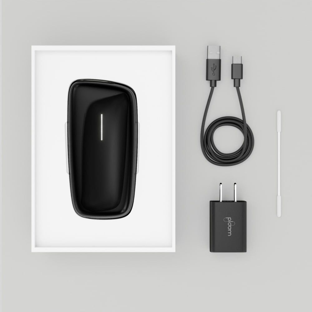 Contents of the Ploom X Advanced Black box – device, charging cable, adapter, cleaning stick